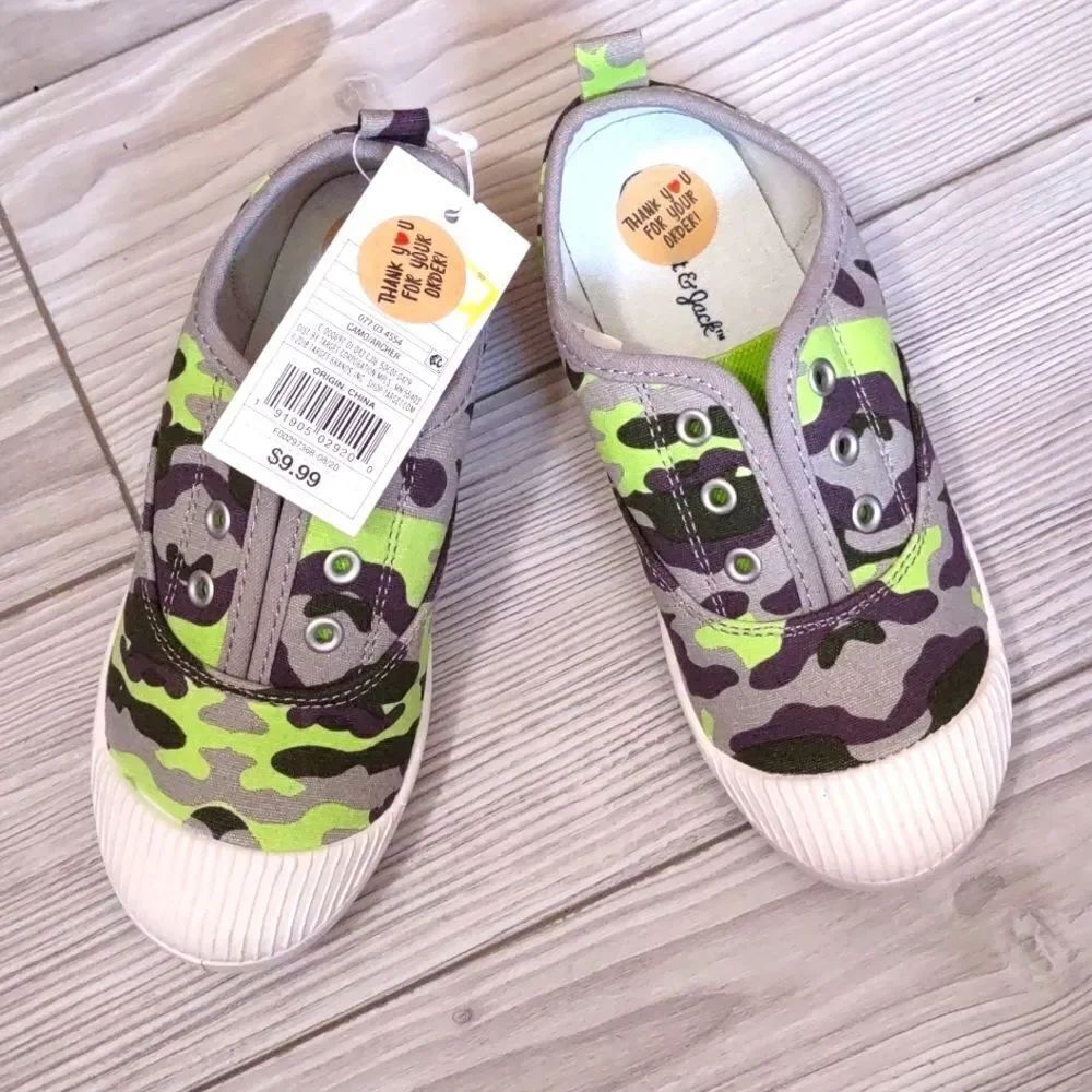 (17-4020) Cat & Jack Archer Size 12